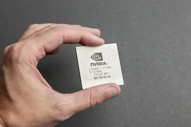 Imajen ida ne'ebé hatudu microchip AI memória ho dezain modernu no luz brilhante, hanesan símbolu husi teknolojia avansadu ba
