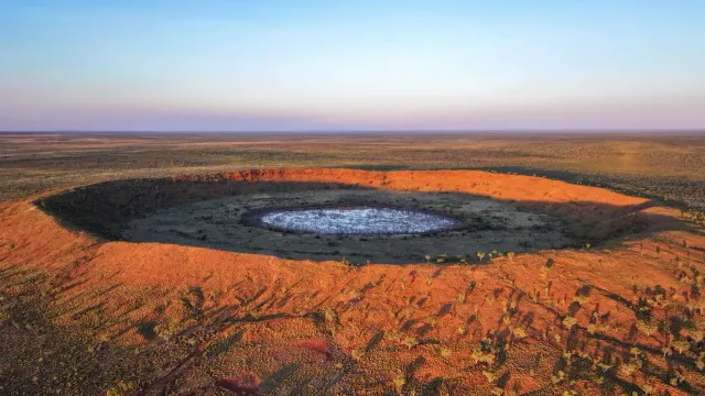 Imajen satélite hatudu kratera meteorito Yarrabubba iha Australia Osidental, ho diâmetru 70 kilómetru, ne'ebé forma tiha husi
