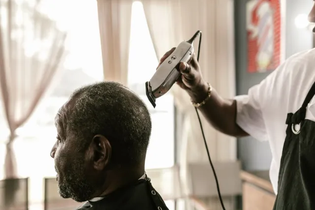 Barbeiru ida iha ospitál saúde mental Kenya fó tesi kabelu ba pasiente mane, hanesan forma terapia grooming ne'ebé hadi'a aut