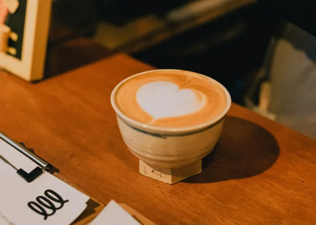 Imajen husi Coffee Talk Tokyo, kafé virtual ida iha Toquio, ho atmosfera luminosu no konfortavel, ho karakter sira tuur no se
