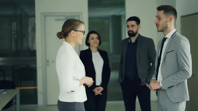 Jestór sira iha Entrenimentu 360 ko'alia ho talentu iha Los Angeles, ho luz neon no ekrã boot iha kotuk