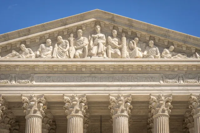 Imajen husi edifísiu Tribunal Supremu iha Índia ho estátua justisa iha oin — hanesan sinal kona-ba desizaun krítiku ne'ebé in