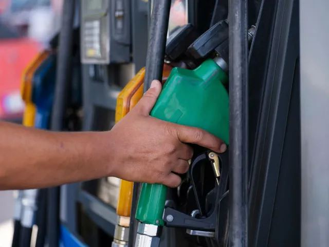 Imajen ida hatudu karreta flex-fuel iha bomba etanol, simboliza solusaun enerjia futuru iha Índia no mundu