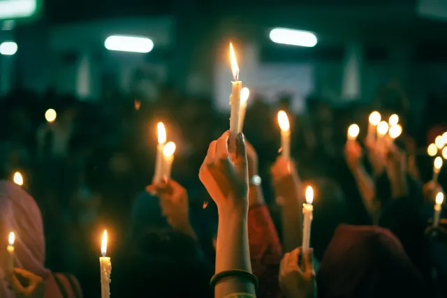 Ema barak tulum hela iha oin edifísiu tribunal ho lilin iha liman, hodi halao vigil ba asu sira ne'ebé la hetan konta, iha Hu