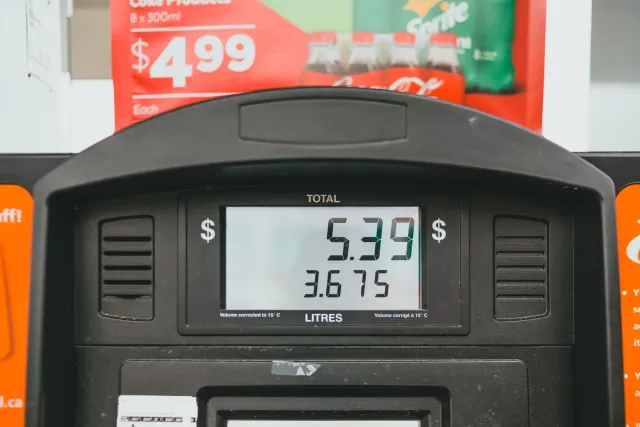 Sinal prezu gasolina iha posto ida iha Iowa, hatudu prezu $3.91 galão, ho ema sira hodi sosa gasolina iha tempu loron