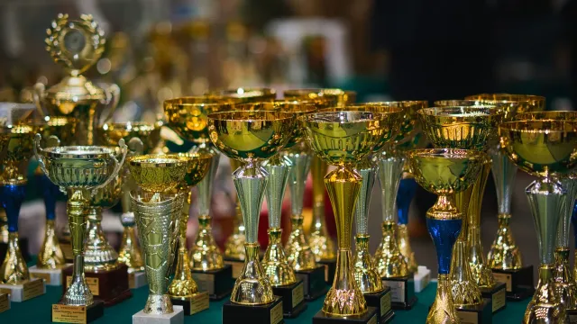 Imajen kona-ba troféu T20 World Cup 2007 ho jogadór sira hanesan Sachin Tendulkar no Rahul Dravid iha kotuk