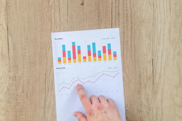 Grafiku inflasaun no ikon AI iha fundu negósiu, hatudu ligasaun entre teknolojia no ekonomia