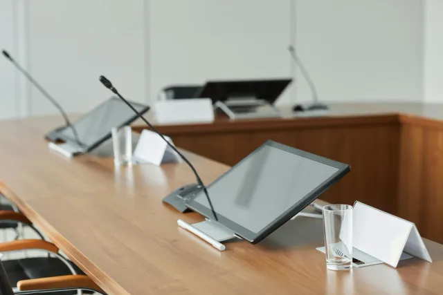 Imajen ne'e hatudu grupu ema husi mundu hotu iha konferénsia boot, hanesan Microsoft Build, no mapa mundu ne'ebé mostra relas