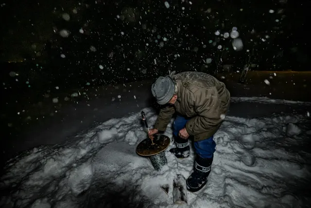 Imajen detalla kona-ba Iceman no fermentu ne'ebé iha 5300 an nia historia, ho luz natural iha laboratóriu siénsia.