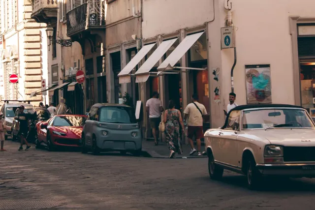 Imajen husi karreta Ferrari Luce ho dezenhu modernu no futurístiku iha fundu branku