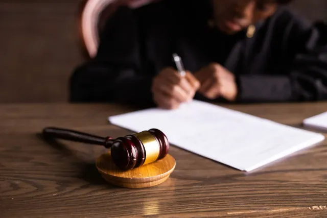 Imajen tribunal ho advogadu tuir argumentu iha korte apela, juiz sira rona ho atensaun