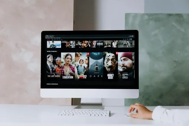 Imajen husi filme A24 Backrooms no logu Netflix iha tela, hanesan ne'e hakarak katak industria enteutenimentu muda tiha