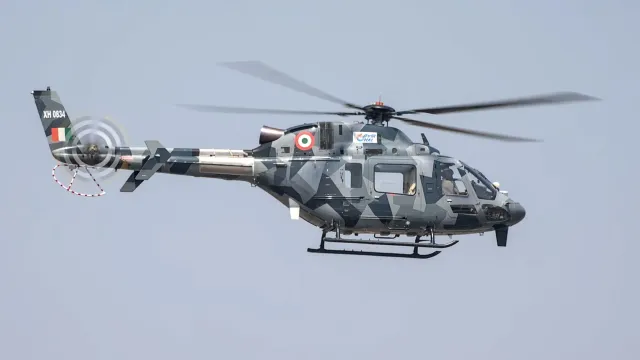 Imajen ida hatudu mapa mundu ho ligasaun estratejiku entre India no Israel, ho ikon teknolojia AI no logistika militar, hanes