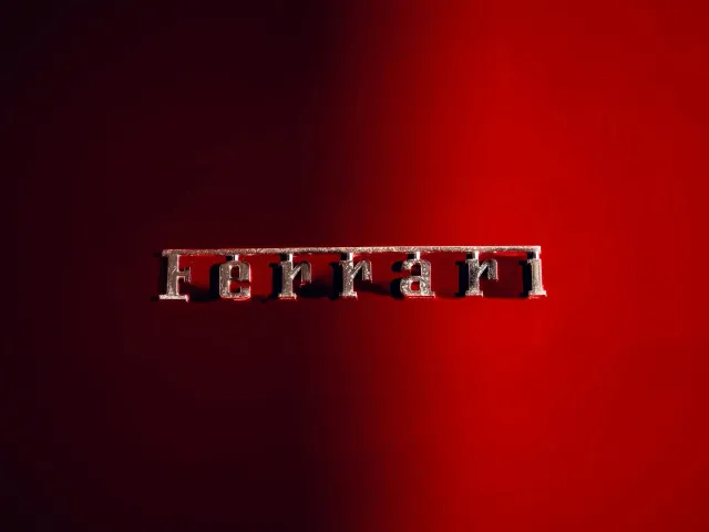 Ferrari Luce karreta elétrika desportu ho dezain modernu ne'ebé Jony Ive kria, ho linhas futurístiku no aerodinâmiku