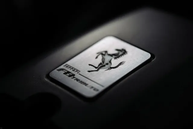 Imajen husi Ferrari Luce, EV foun husi Ferrari, ho desen futurístiku husi Jony Ive, iha dalan ho kor vermelhu no detalhe aero