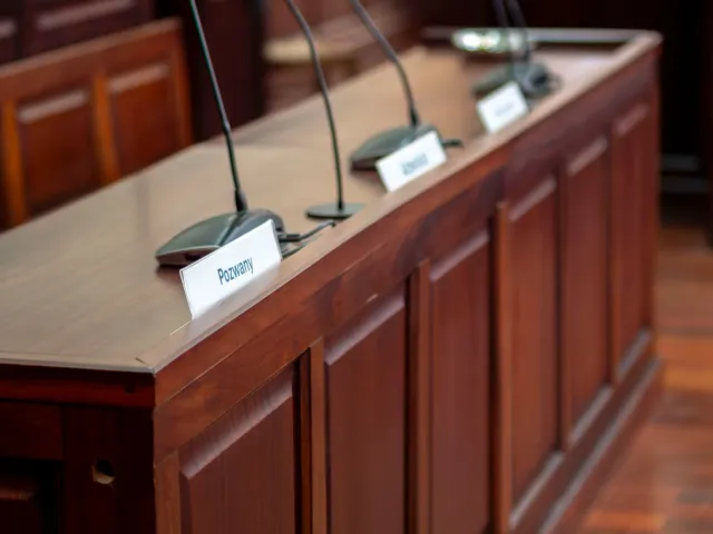 Juiz sira iha tribunal apelu rona argumentu husi advogadu sira kona-ba dekreto exekutivu, iha sala tribunal ne'ebé formal
