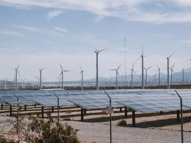 Painél solar no turbina ventu iha kampu enerjia renóvavel iha Índia, hatudu oportunidade investimentu ba futuru negósiu