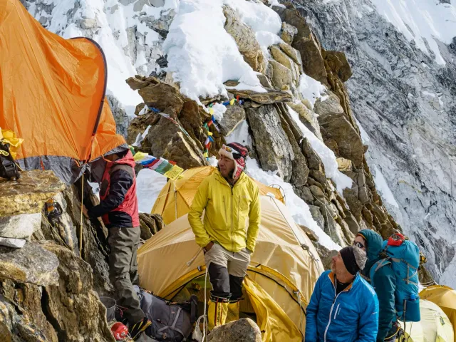 Imajen ida husi Dawa Sherpa, guia Nepalés ne'ebé sobrevive loron neen iha Mount Everest, ho kampu base iha kotuk, hatudu fó e