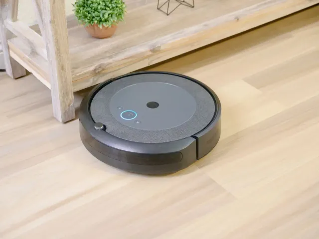 Robot vacuum Shark Luxe Collection iha sala moris ho dezain modernu no kór baku-mutin, hodi hatudu oinsá teknolojia integra h