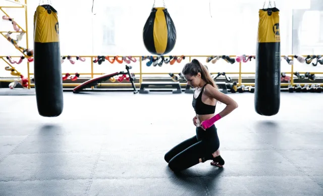 Ena feto halo treinu cardio no força iha jimnásiu, hatudu kombinasaun exercísiu di'ak ba saúde no longevidade