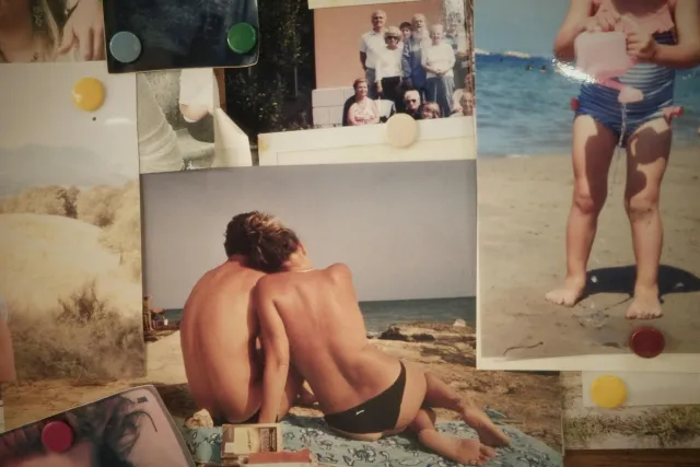 Tom Brady hamahon iha foto veranu ho nia oan sira Vivian no Ben, hatudu sorrisu no ambiente família