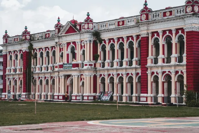 Imajen ida hatudu heritage hub iha Mubarak Mandi Palace ne'ebé iha cafeteria, biblioteka no teatre 12D, ho vizitante sira ham
