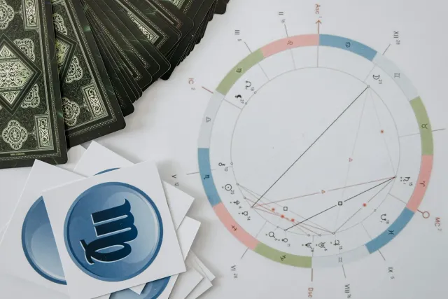 Imajen ida hatudu ema emprezáriu hamriik iha meja ho dokumentu no mapa, iha kotuk iha símbolu astrolojia no desenhu turbina h