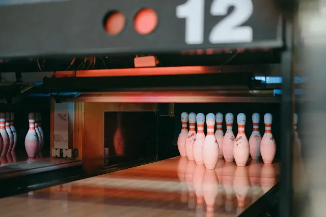 Fatin entetenimentu Blaster Power House ho sala laser tag no jogu cosmic bowling, ema sira hala'o hela atividade