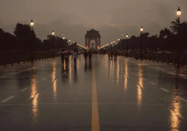 Tempestade subar no udan forte iha Delhi, ho temperatura tun 19°C, ne'ebé anormal ba fulan Juñu.