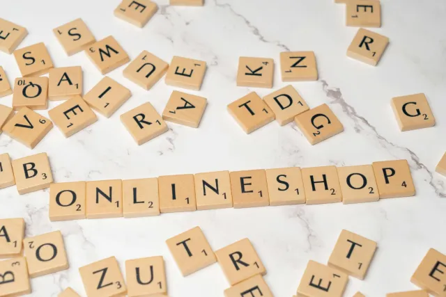 Imajen ilustrativu kona-ba negósiu ne'ebé kombina elementu polítika, kompra online no marka pessoál: ida ka rua ema ho smartp
