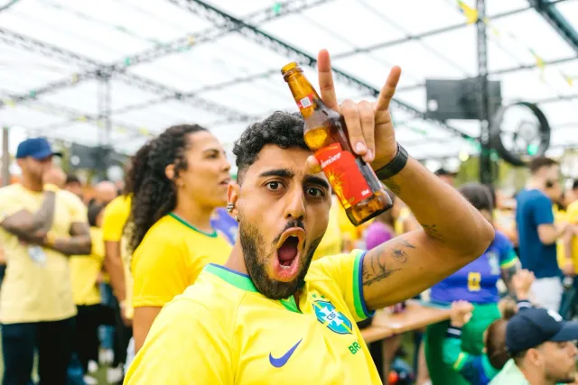 Fã sira futebol hemu beer iha estádiu iha tempu manas, ho risku saúde tanba dehidrasaun no kombinasaun álcool
