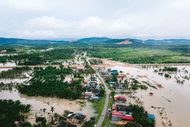 Imajen ida husi inundasaun boot depois de cloudburst iha rejiaun montanha, ho uma sira nakukun no bee sulin hela