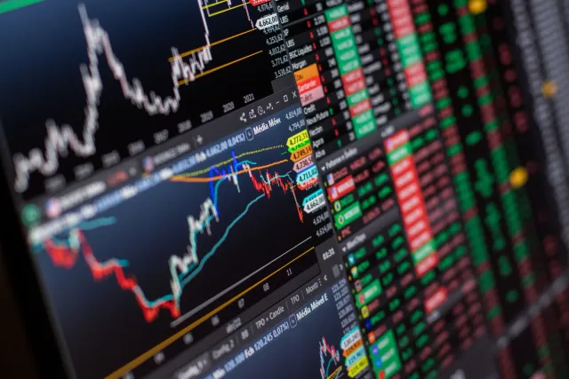 Gráfiku merkadu finanseiru ne'ebé hatudu movimentu investimentu global, ho fundu sidade no dados ekonomia