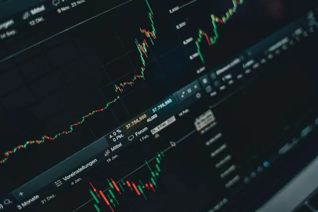 Gráfiku merkadu finanseiru ho análize no seta sira ne'ebé hatudu tendénsia sae no tun, ho fundu azul no letra branka