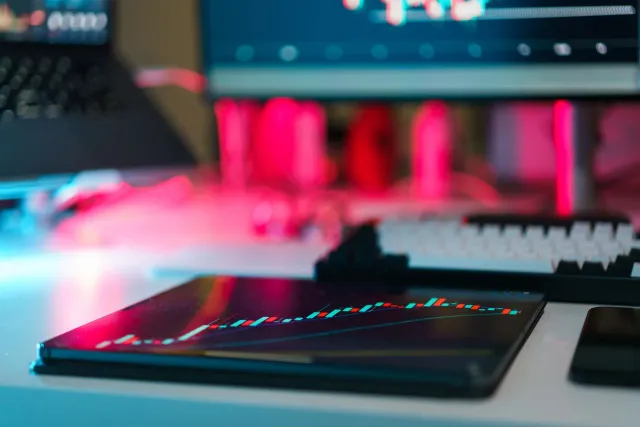 Imajen ne'ebé hatudu konseitu seguransa dadu ho teknolojia AI no investimentu boot iha infraestrutura computasaun aas