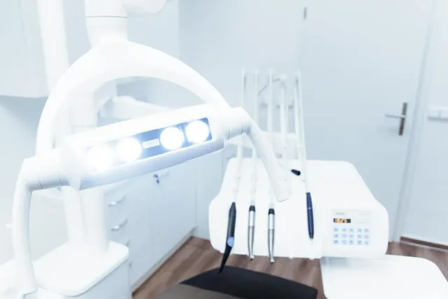 Ilustrasaun ida ne'ebé hatudu ligasaun entre ambiente saudavel, kuidado dental iha komunidade remote, no edifísiu ospitál púb