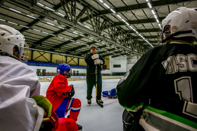 Imajen kona-ba desizaun boot iha desportu no media: Randy Orton iha graduasaun, 60 Minutes nia estúdiu, no Bruce Cassidy ho E