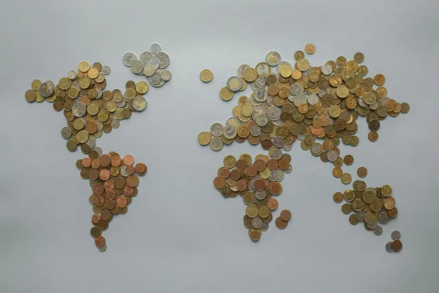 Mapa mundu ne'ebé hatudu seta investimentu enerjia limpa husi Europa ba Ázia Sudeste no Índia, ho símbolu ventu, aviaun no te