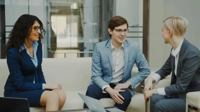 Ema negósiu sira koalia kona-ba estratégia futuru iha sala reuniaun ho render gráfiku tendénsia