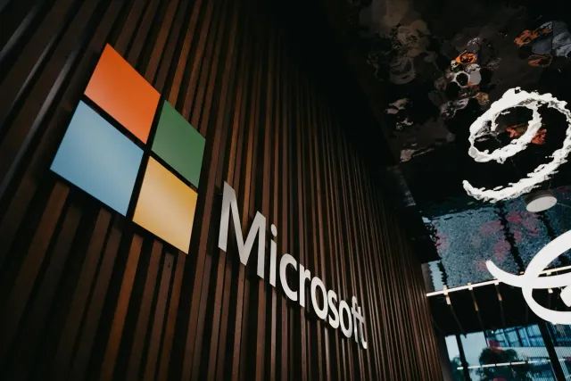 Imajen ida hatudu logu Android no Microsoft hamutuk ho fundu teknolojia modernu, ho AI no inovasaun sira