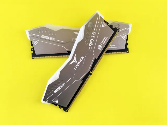 Imajen husi modulu memória ADATA XPG Novakey RGB DDR5 ho luz ARGB, iha eventu Computex 2026, hatudu teknolojia foun ba gamer 
