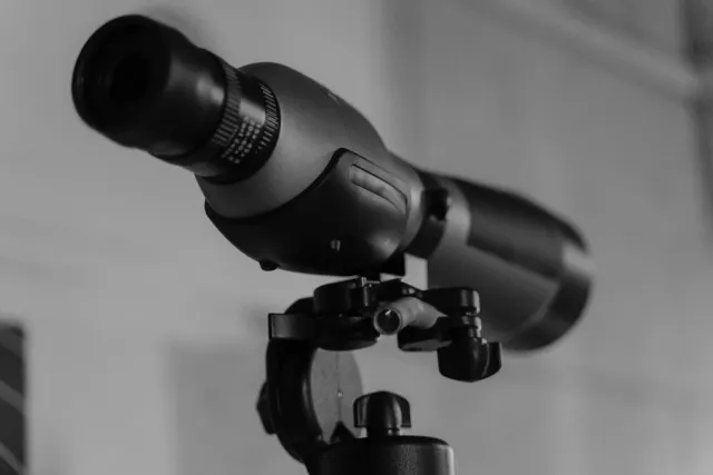 Imajen ida ne'ebé hatudu oinsá observasaun siénsia bele revela realidade ne'ebé subar tiha, ho kamera film no lixu iha fundu