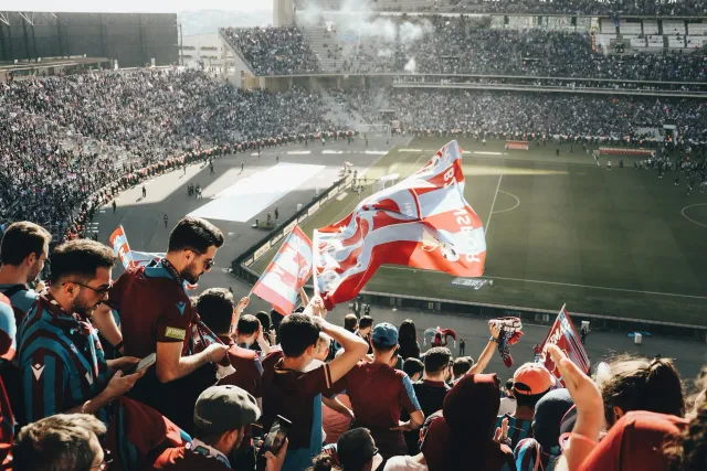 Ema barak tuir jogu desportu iha estadiun, hatudu sentimento entusiasmu no preokupasaun kona-ba trade rumor ne'ebé afeta sira