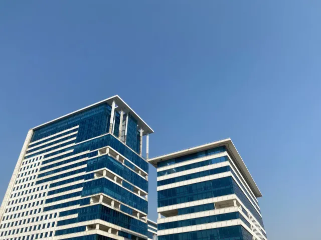Imajen hosi Google nia edifísiu foun iha Gurugram, hamutuk ho doce Bengala tradisionál no fotografias Madhuri Dixit nian, rep