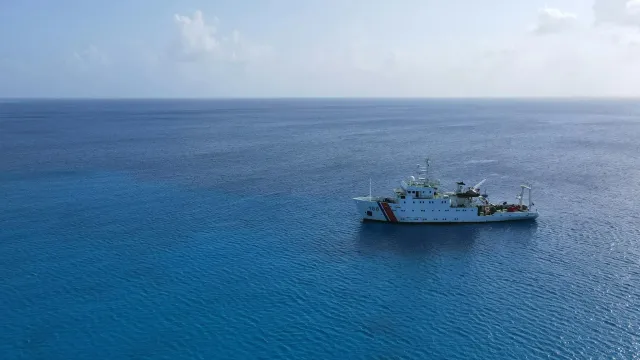 Ró guarda kostaleiru Xina iha tasi Timor-Leste, ho bandeira Xina no ró peskiza iha kotuk, iha loron nia laran