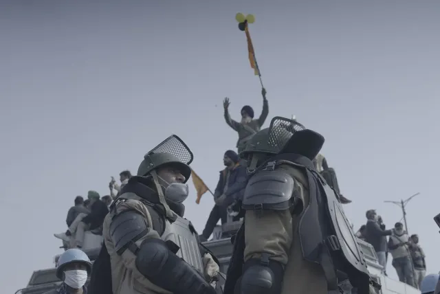 Imajen ilustrasaun kona-ba polísia índia, ezame nasionál, no protestu públika, hatudu oinsá tolu eventu ne'e ligadu ba futuru