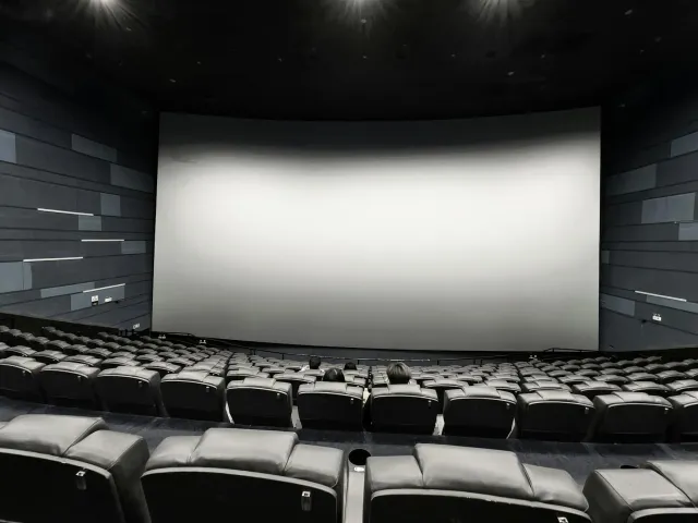 Imajen ida husi sala IMAX ho tela boot no kadeira mamuk, hatudu esperiénsia sinemátika ne'ebé imensivu