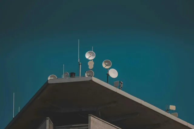 Imajen husi antena satélite boot iha Tromso, Noruega, ne'ebé uza ba servisu satélite no seguransa marítima. Sira iha fundu ra