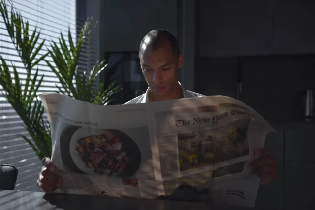Ilustrasaun kona-ba avisu FSSAI kontra uzu jornal ba embalajen ai-han, ho fundu futuru futebol nian no imajen jogador Alejand