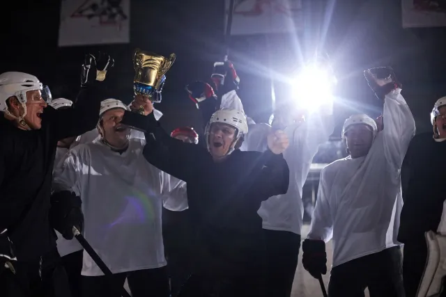 Andrei Vasilevskiy, goleiru Tampa Bay Lightning, hola tiha Vezina Trophy iha seremonia 2026, ho sorrisu no uniforme azul, iha